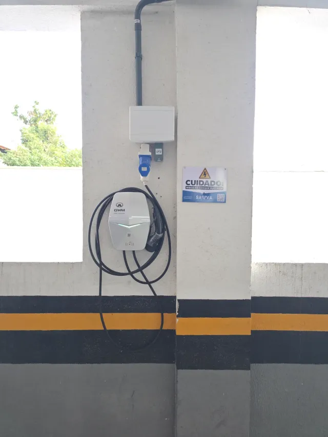 Carregador veicular instalado com sinalização de segurança