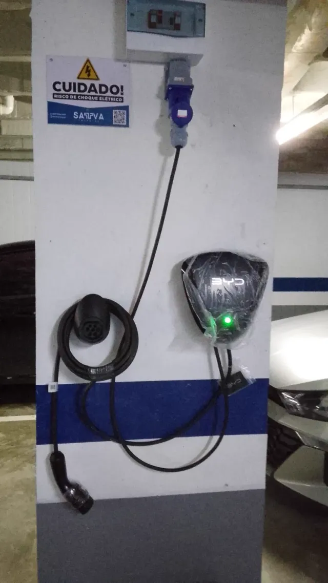 Quadro elétrico, tomada industrial e carregador veicular instalados em coluna de garagem