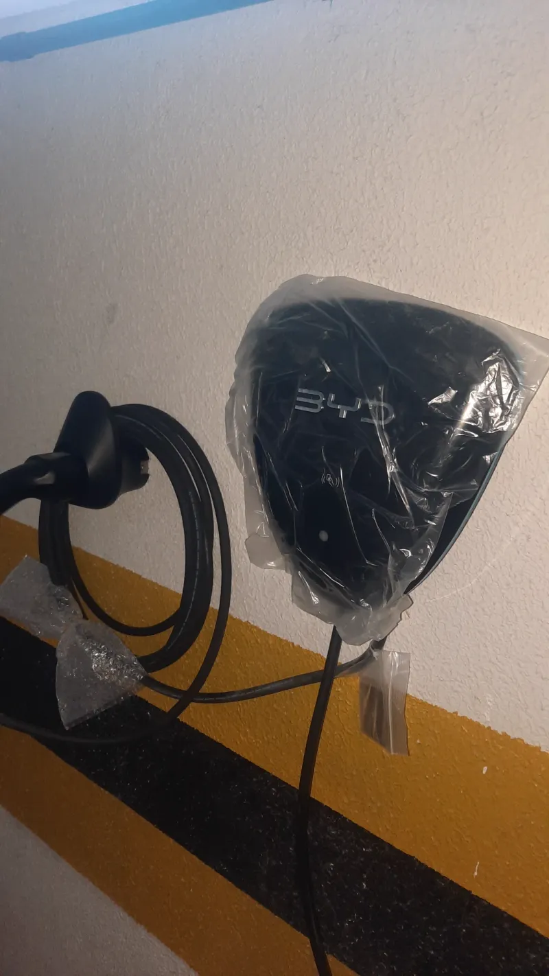 Carregador de carro elétrico ainda embalado, pronto para instalação