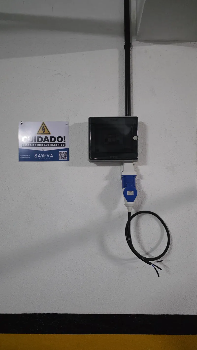Quadro de proteção e tomada industrial para carregador veicular
