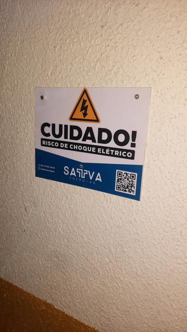 Sinalização de segurança em ponto de recarga veicular