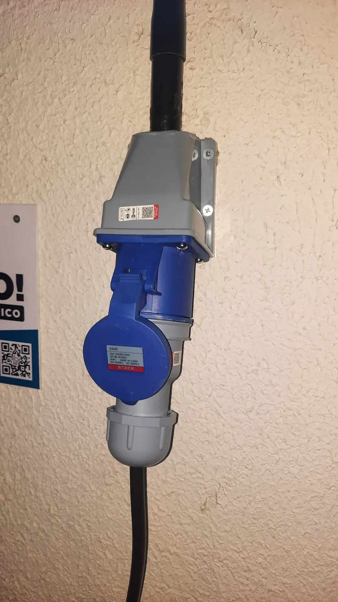 Tomada industrial de ponto de recarga veicular instalada em Fortaleza